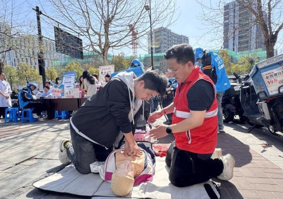 城市“暖心驿站”化身临时医馆，快递小哥享受贴心健康服务