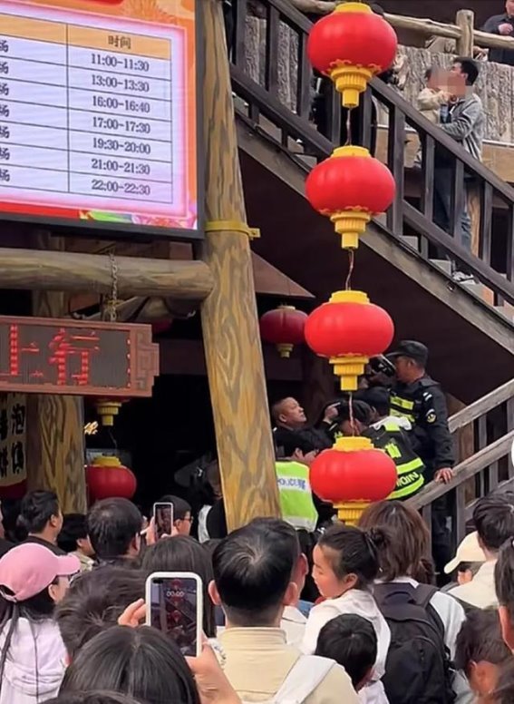 万岁山武侠城“预约崩溃”事件深度剖析：技术失灵与游客热情的碰撞