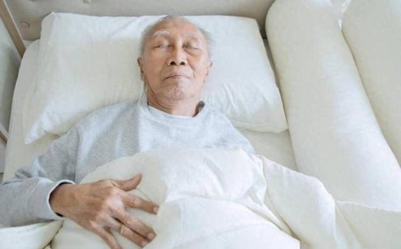老年痴呆与睡眠息息相关，医生提醒：上了年纪的老人，睡觉要牢记4大“禁忌”