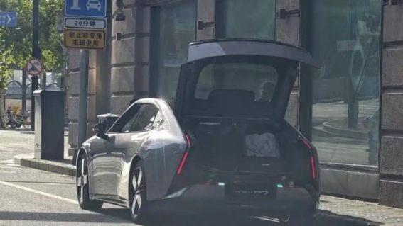 全新小鹏P7实车曝光：独特粉色涂装与剪刀门设计引领未来轿车潮流