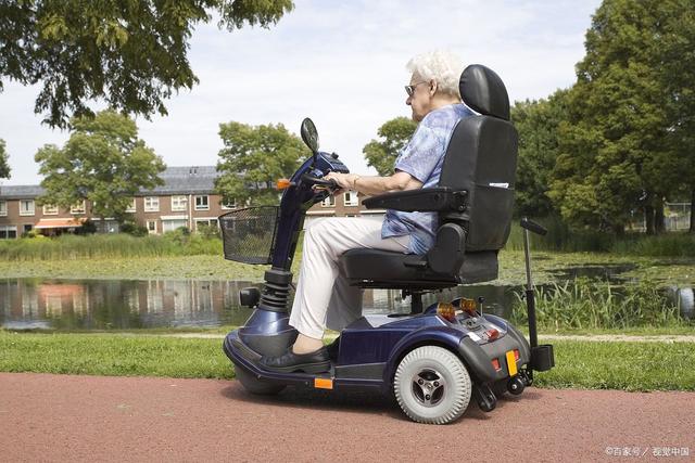 深圳熊导航报道：电动轮椅成年轻人新宠，提前步入了“老年生活”？还是另有所图？