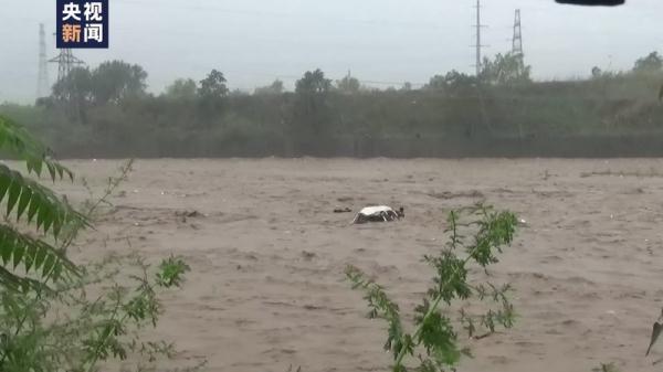 河北武安：男子驾车涉水被困河道