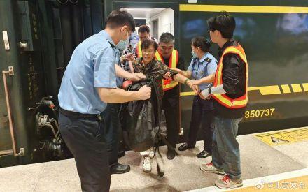 K396次列车第二批近500名滞留旅客抵达北京丰台站