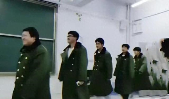 深圳熊导航报道：时尚潮流：军大衣引领大学生的温馨选择