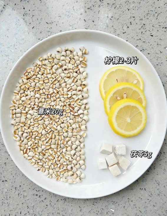 柠檬茯苓薏米水，夏日神器！轻松瘦身，清爽美肌的秘密