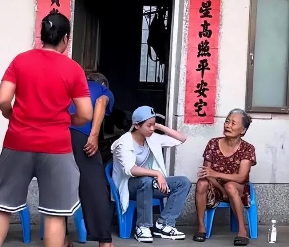 全红婵归乡引发的公众狂潮：家庭宁静被打破的背后故事