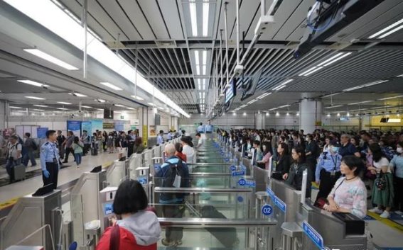 深圳湾口岸迎来历史性高峰，深港融合再上新台阶