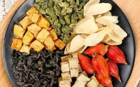 58岁阿姨高尿酸逆袭记：坚持喝菊苣栀子茶，三个月后复诊医生惊呼“绝了”