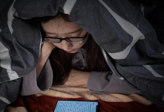 52岁女性心梗突发，睡前这些习惯或许成健康杀手