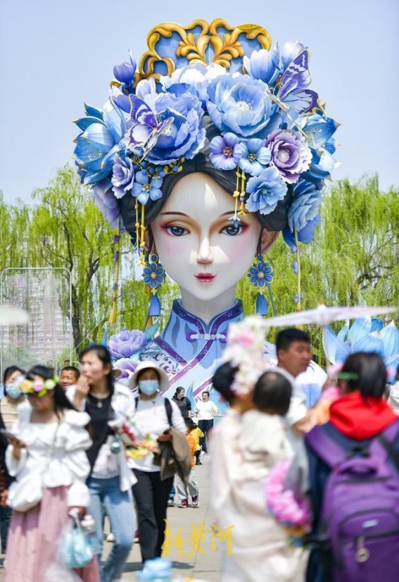 湖畔“夏雨荷”花灯：四个月的光影魅力