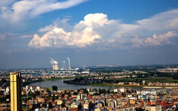 城市春景与人文共生的和谐美好