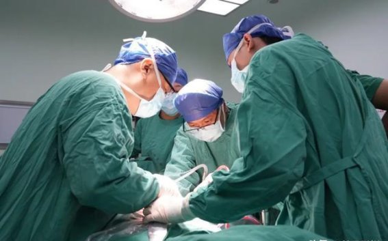 多学科协作，成功切除巨大腹膜后肿瘤，为12岁患者重燃生命希望