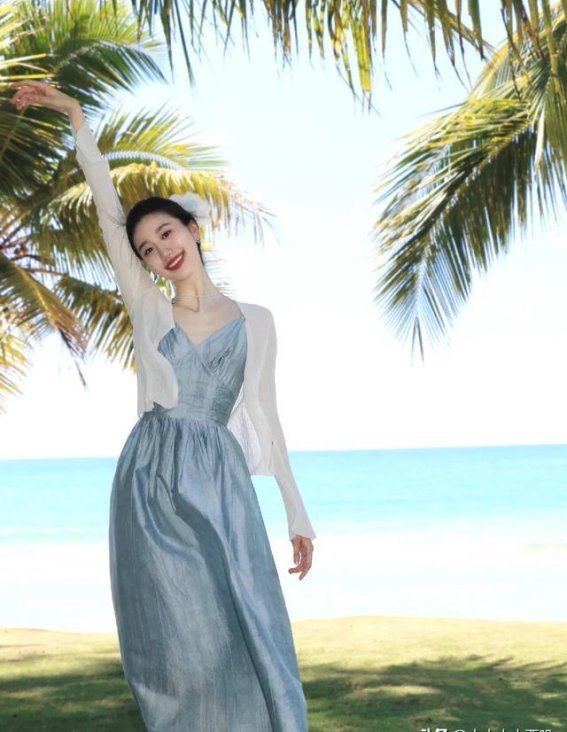 大自然的和谐画卷：美女海边写真展现的自然之美与内心宁静