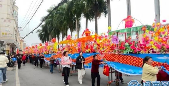 大溪镇民俗踩街活动喜迎新春，展现浓厚客家文化