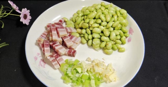 夏日清爽美食分享：丝瓜毛豆咸肉烧笋干