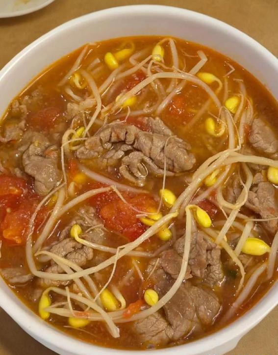 豆芽与牛肉的完美邂逅：辣牛肉豆芽汤，夏日必备美味汤品