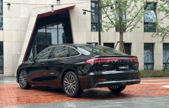 银河A7亮相，雷神AI电混2.0技术赋能，续航超2100公里