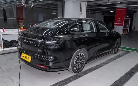 零跑B01：智能与豪华兼具的全能电动轿车
