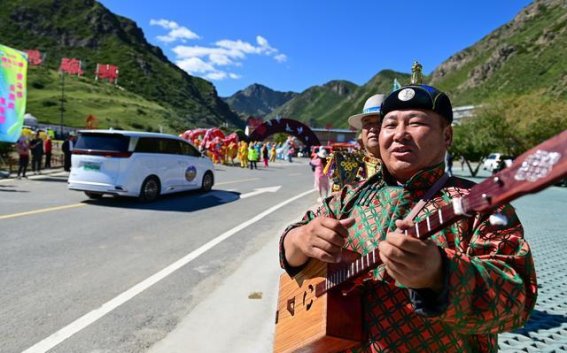 新疆独库公路：“中国最美公路”告别冬眠，迎来旅游盛宴