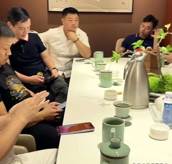 沛县二哥的尊敬与邓鸿的威严：成都顶尖富豪的真实面貌