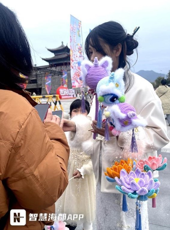手工花灯绽放元宵，汉服女子街头点亮节日