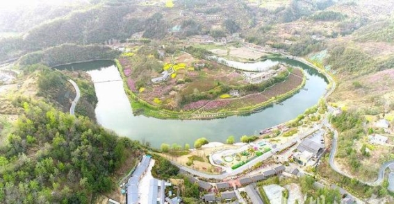 从500米高空俯瞰竹溪桃花岛夯土小镇的春日魅力