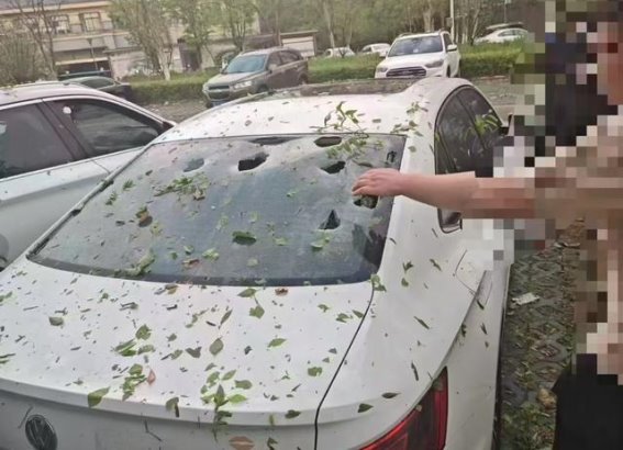 南京汤山奥莱突遭冰雹，车主与路人防范需加强