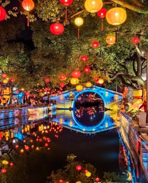 踏入惠山古镇，感受浓厚的春节气氛与文化底蕴