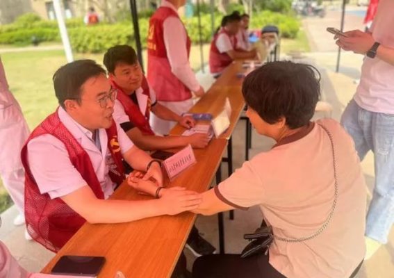 守护膝关节健康，践行党员初心使命——中铁阜阳医院第五党支部举办爱膝日义诊活动