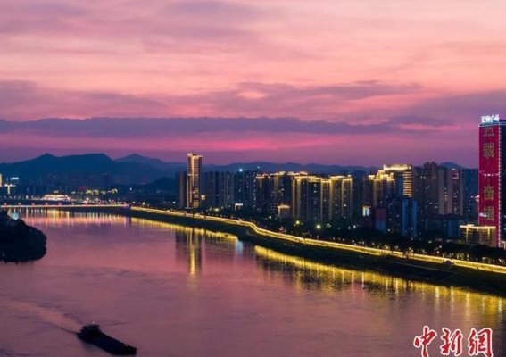 西江晚霞：城市与自然的和谐交融