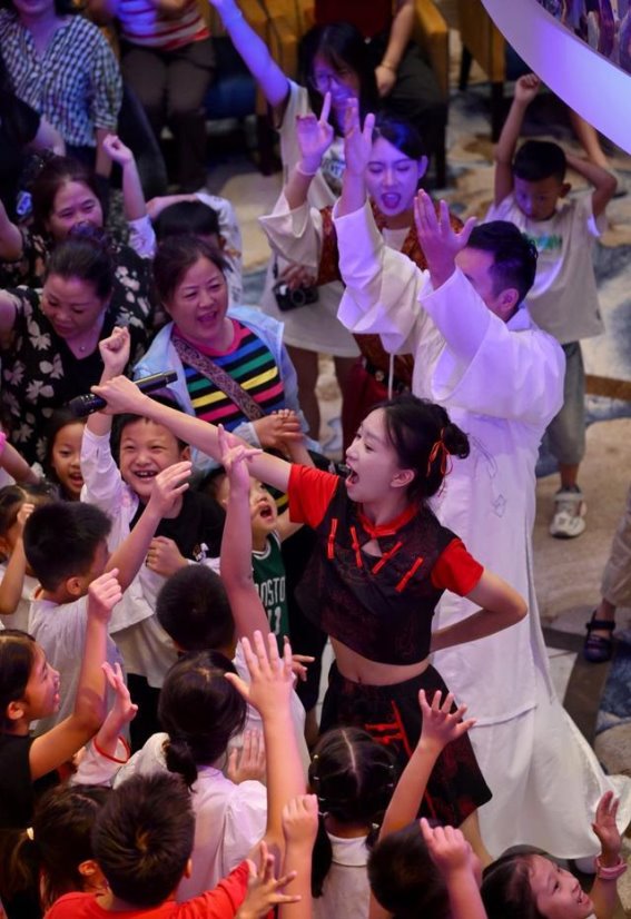 邮轮上的青春成长：三位女孩与大海的故事