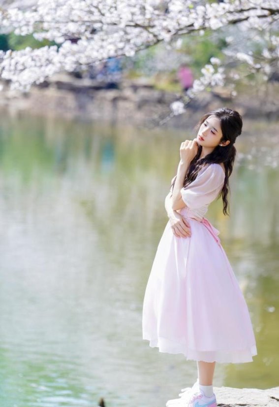 在春日光影中，定格自然的诗意