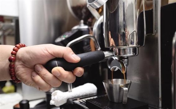 在古城墙下绽放梦想——郝智与东护城河北街的故事