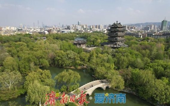 春日大明湖：蓝天白云映照下的泉城魅力
