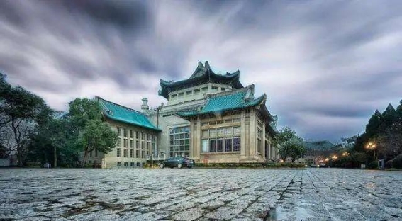 武汉大学的樱花季：在粉色海洋中邂逅春天