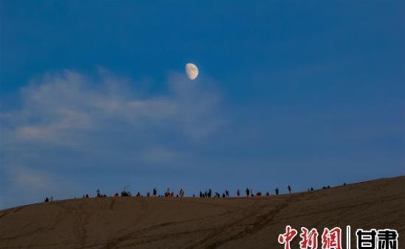 敦煌大漠冬景：沉静沙丘与璀璨月泉