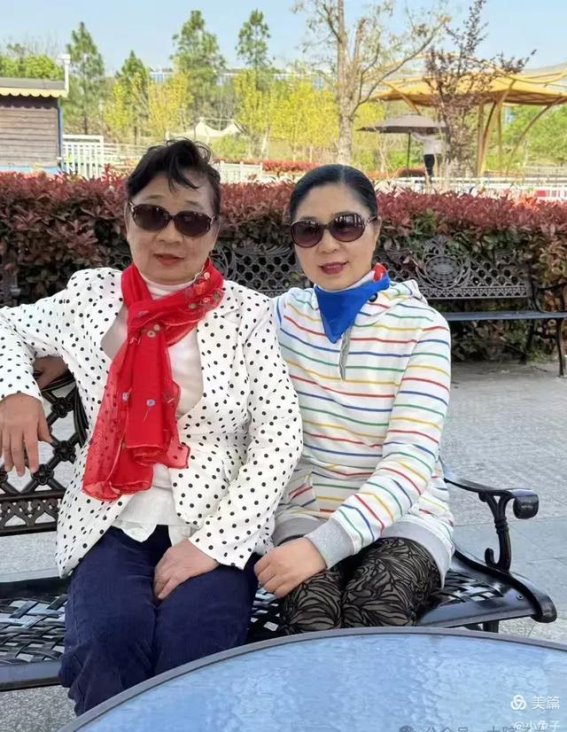 春日踏青，姐妹同游花海