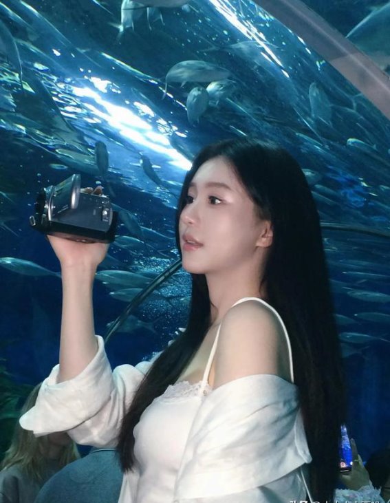 海洋馆中的白衣女子：记录生活美好的摄影传奇