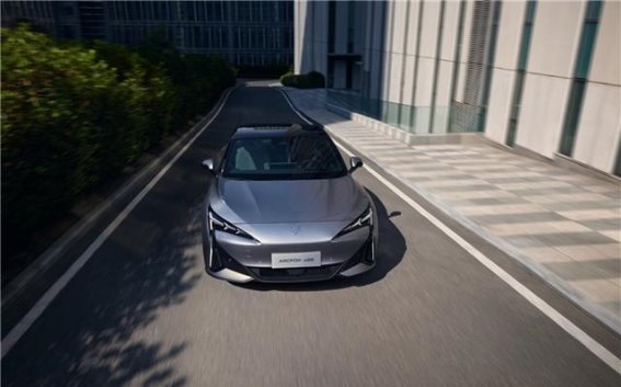 极狐新阿尔法S5凭668公里续航挑战特斯拉Model 3，打造家庭用车新选择