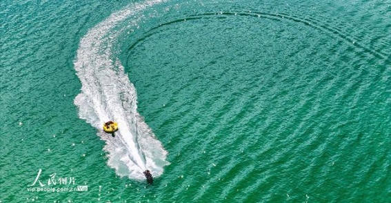 探访新疆福海乌伦古湖：高原明珠的旅游新魅力