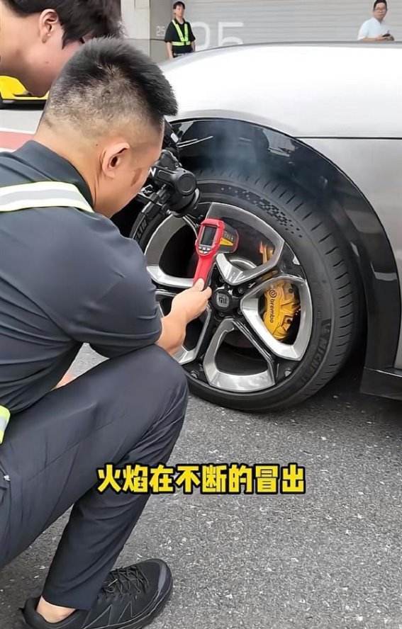 小米YU7赛道刹车片起火事件背后的真实情况