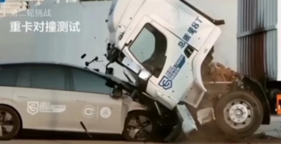 理想I8与乘龙大货车正面硬撞：背后的碰撞科学与生死抉择