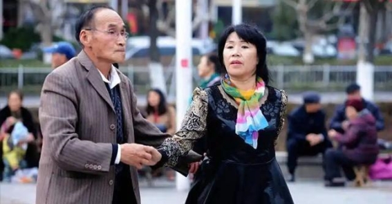 医生警告：中老年人避免这3种食物，肝脏健康无小事
