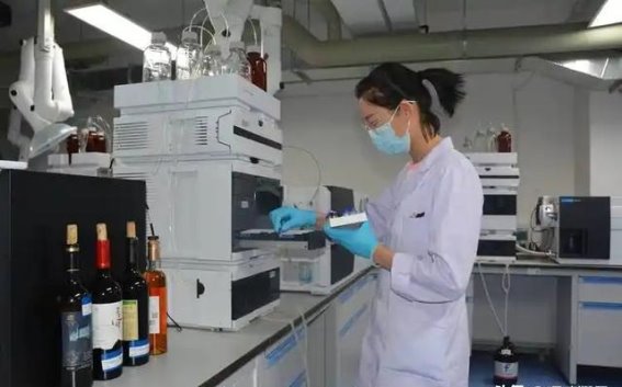 为何医院的护士大多是年轻人？大龄护士的去向揭秘