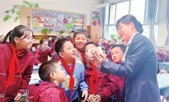 人民币上的风景——白银路小学家长进课堂活动记