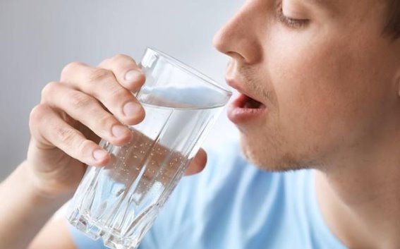 每天喝白开水是否真的能显著降低高血脂风险？