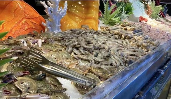 海鲜自助餐的失望经历：从美好期待到现实的颓败