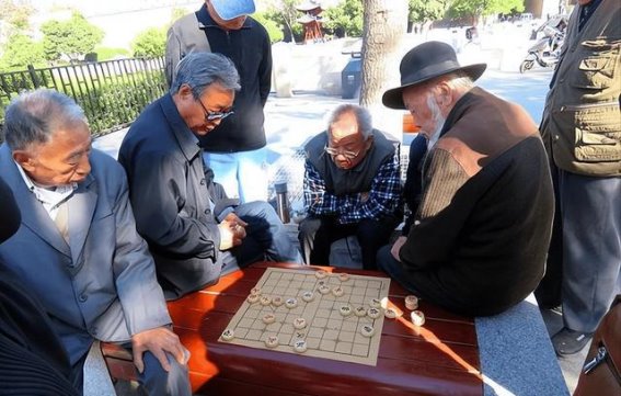 警惕这3个习惯，提前预防老年痴呆，保护大脑健康