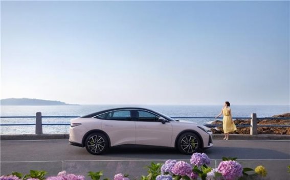 极狐新阿尔法S5：智能泊车与宽敞空间的家庭出行利器