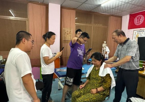 李先生的转型之路：从长途司机到中医药传承者